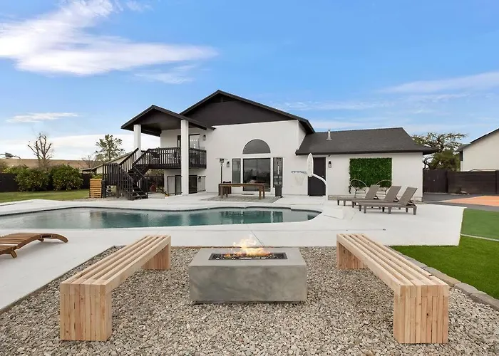 Lux Fun Zone - Sleeps 16 *